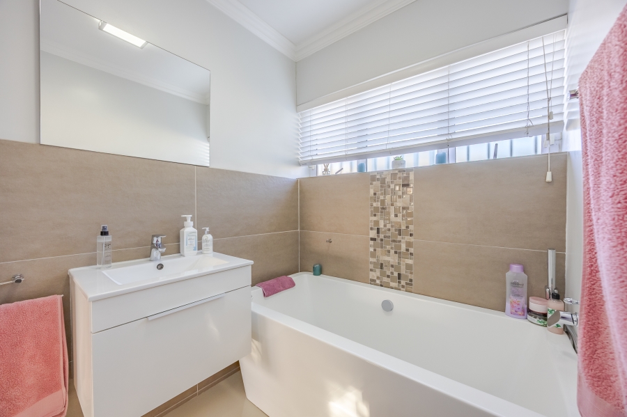 3 Bedroom Property for Sale in Lakeside Western Cape